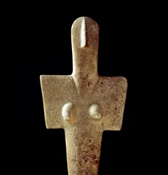 Culture nuragique (nuraghes) sarde : statuette en calcaire de la déesse mère, idole de type cycladique, provenant de Senorbì (région de Trexenta), datant de la période prénuragique (XXe siècle av. J.-C.), Énéolithique. Dimensions : 42 cm. Cagliari, Museo