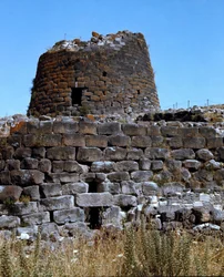 Culture nuragique (nuraghi) sarde : ruines de la ville nuragique sur le site mégalithique de Santu Antine : la tour centrale. 1600-1450 av. J.-C. Torralba, Sardaigne, Italie