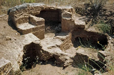 Culture nuragique (nuraghi) sarde : ruines de la ville pré-nuragique sur le site mégalithique d