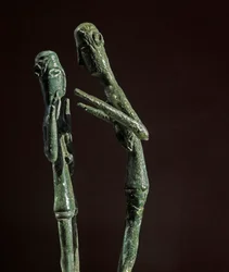 Culture nuragique (nuraghes), sarde : groupe sculpté de lutteurs en bronze. VIIIe-VIIe siècle av. J.-C. Cagliari, Museo Nazionale Archeologico, Sardaigne, Italie