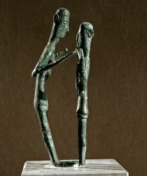 Culture nuragique (nuraghes), Sardaigne : groupe sculpté de lutteurs en bronze. VIIIe-VIIe siècle av. J.-C. Cagliari, Museo Nazionale Archeologico, Sardaigne, Italie