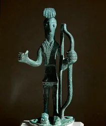 Culture nuragique (nuraghes) sarde : statuette en bronze d’un guerrier bandant un arc (la lance est manquante). VIIIe-VIIe siècle av. J.-C. Cagliari, Museo Nazionale Archeologico, Sardaigne, Italie