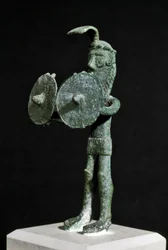 Culture nuragique (nuraghes), sarde : statuette représentant une créature démoniaque armée d