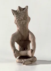 Figure assise en tailleur avec un objet supposé être un tambour, de Suse, Iran, IVe-VIe siècle après J.-C.