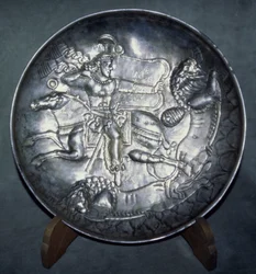 Plat représentant le Roi Ardashir II (r.379-86), de Sari, Mazandaran, c. 380 apr. J.-C.