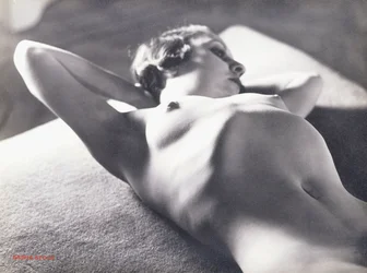 Nu (allongé, les mains derrière la tête)
