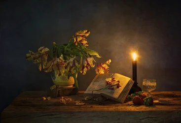 Livre et fleurs à la lueur des bougies