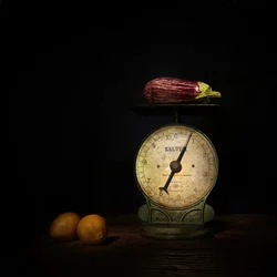 Aubergine et balance rustique