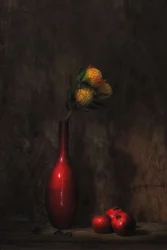 Nature morte florale au vase rouge