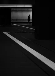Une silhouette solitaire dans le passage souterrain