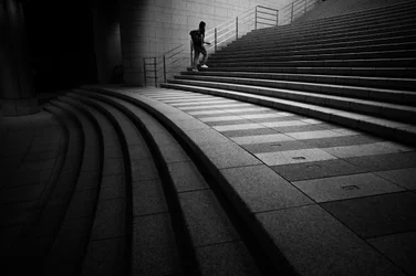 Un homme montant des marches en milieu urbain