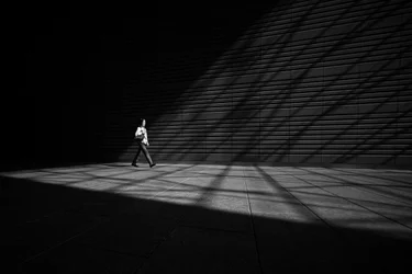 Homme dans la lumière du soleil et l