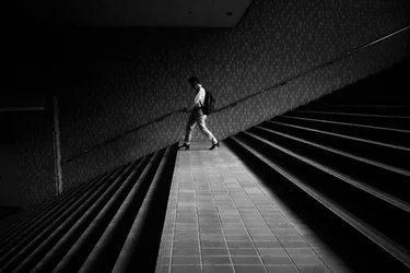 Un homme sur un escalier géométrique