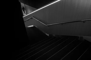 Un homme dans un escalier moderne