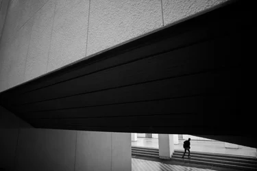 Une silhouette solitaire montant un escalier