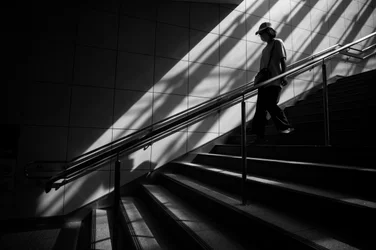 Une silhouette solitaire descendant