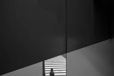 Silhouette solitaire, géométrie urbaine