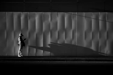 Silhouette solitaire dans la rue