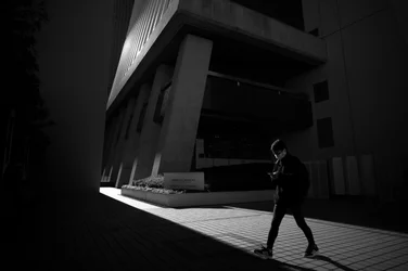 Chemin urbain dans la lumière