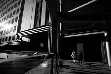 Marche parmi les ombres urbaines