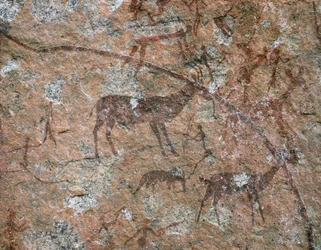 ART AFRICAIN : Peinture rupestre à Ngomo Carera dans la chaîne de Domboshawa, à 20 miles au nord-est... (fresque)