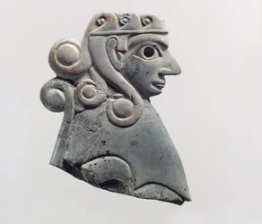 Plaque de meuble : sphinx femelle avec boucles de style Hathor, vers XVIIIe siècle av. J.-C. (ivoire d