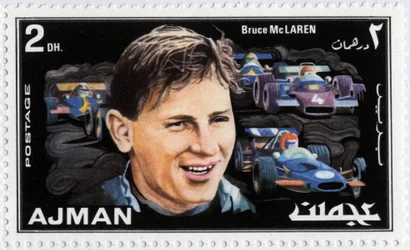 Timbre des Émirats représentant le pilote de voiture néo-zélandais Bruce McLaren (1937-1970)