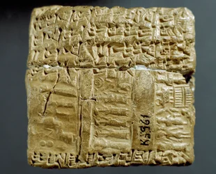 Civilisation assyrienne : boîte gravée de caractères cunéiformes concernant la production de deux mines d