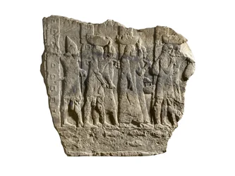 Fragment de relief assyrien montrant des soldats escortant du butin et des captifs de Babylone