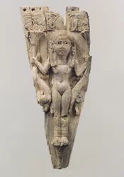 Fronton de cheval sculpté en relief avec une figure féminine flanquée de lions, vers 9e-8e siècle av. J.-C.