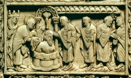 Art carolingien : détail : le baptême de Clovis Ier (466-511) en présence de la reine Clothilde le 25/12/498. IXe siècle. Amiens, musée de Picardie.