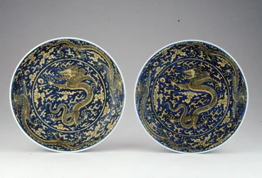 Paire de plats à dragon bleu et jaune sous glaçure
