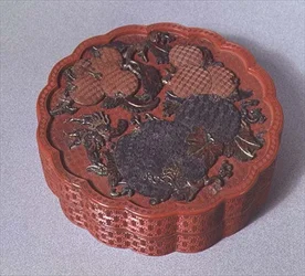Boîte avec décoration ocre, verte et brune