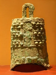 Cloche en bronze (770-476 av. J.-C.), découverte à Xiangmen. Photographie, Leonard de Selva, Musée de Suzhou, Chine, 2006