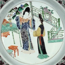 Art chinois : «Deux femmes élégamment vêtues». Assiette en céramique du XVIIIe siècle. Paris, musée Guimet, Musée national des arts asiatiques