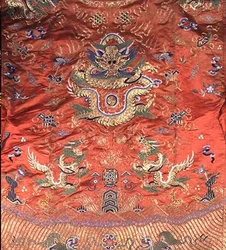 Robe de dragon chinois (soie terracotta brodée)