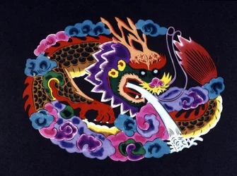 Découpe de papier chinois coloré avec un dragon