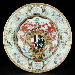 Assiette peinte en émaux famille rose dans le style Rococo avec les armoiries de Leake Okeover Esq., période Kangxi (1662-1722)
