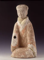 Dame de Cour. Chine, époque Han occidentale (206 av. J.-C. - 220 ap. J.-C.), statuette en terre cuite de 60 cm de haut