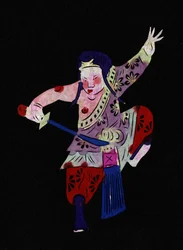 Personnage masculin pratiquant un art martial avec une épée. Découpage de papier peint ou "Jian Zhi", art populaire chinois, Pékin.