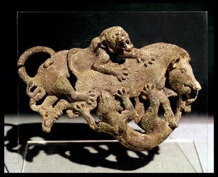 Plaque ornementale représentant un sanglier luttant avec deux tigres, de la Tombe 3 à Shih-chai-shan, Province du Yunnan, Dynastie Han occidentale, 2e-1er siècle av. J.-C.