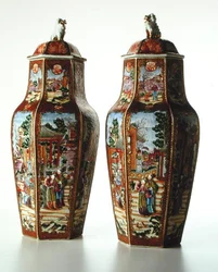 Paire de vases hexagonaux chinois avec leurs couvercles, période Qianlong