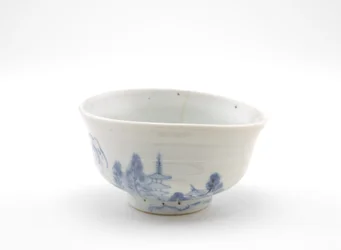 Bol à thé avec motif de paysage, début XVIIe siècle (porcelaine avec pigment de cobalt sous glaçure translucide)