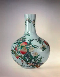 Vase avec des pêches, période Qianlong (1736-95)