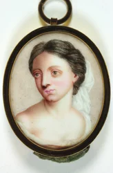 Dame en robe blanche décolletée