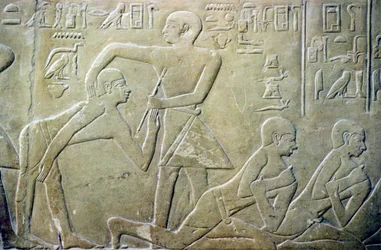 Égypte ancienne, relief, anciens du village forcés d