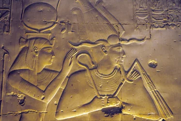 Ancienne Égypte, la déesse Isis embrasse son mari assis, Osiris, temple de Seti I, Abydos