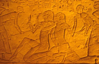 Égypte ancienne, peinture murale/sculpture, prisonniers hittites battus avec des bâtons, Temple de Ramsès II et Néfertari, Abou Simbel
