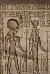 Égypte ancienne, peinture murale/sculpture, Horus et Isis reçoivent une offrande du pharaon, temple d