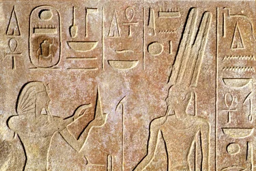 Égypte ancienne, peinture/sculpture murale, temple de Karnak/Louxor, Hatchepsout offre du pain à Amon Ra